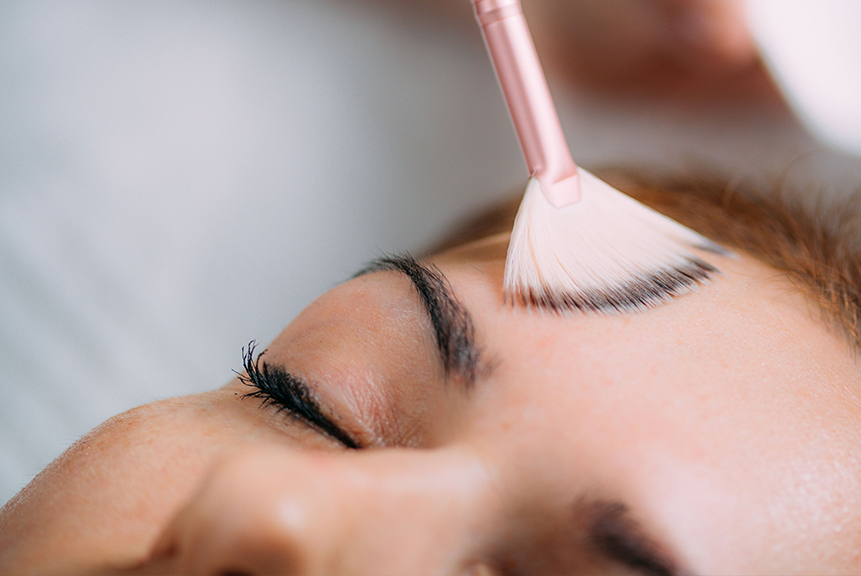 Peeling in Ottawa: exfoliating treatment that revitalizes the skin and improves complexion.